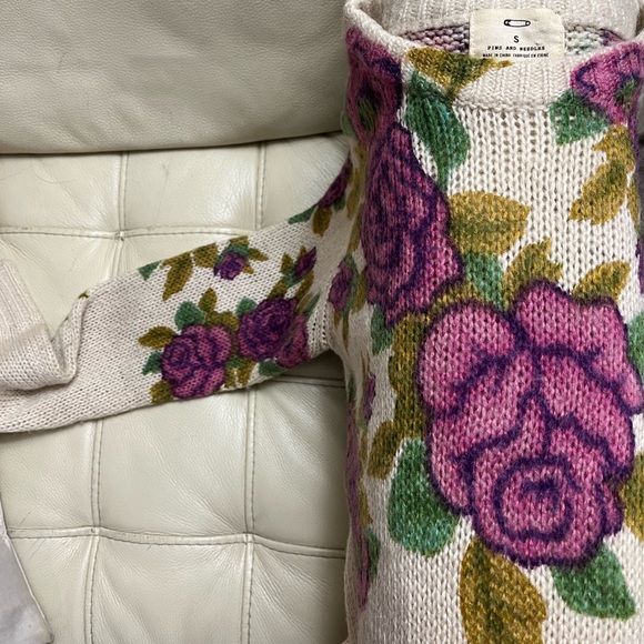 Pins & Needles Urban Outfitters Knit Sweater Rose Printed Pattern - Picture 8 of 9